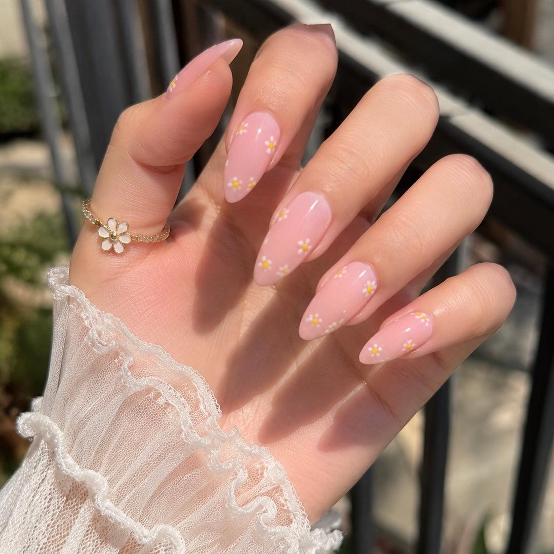 Blush Pink Glossy Daisy Press-On Nails | Soft Floral Nail Set (Universal)