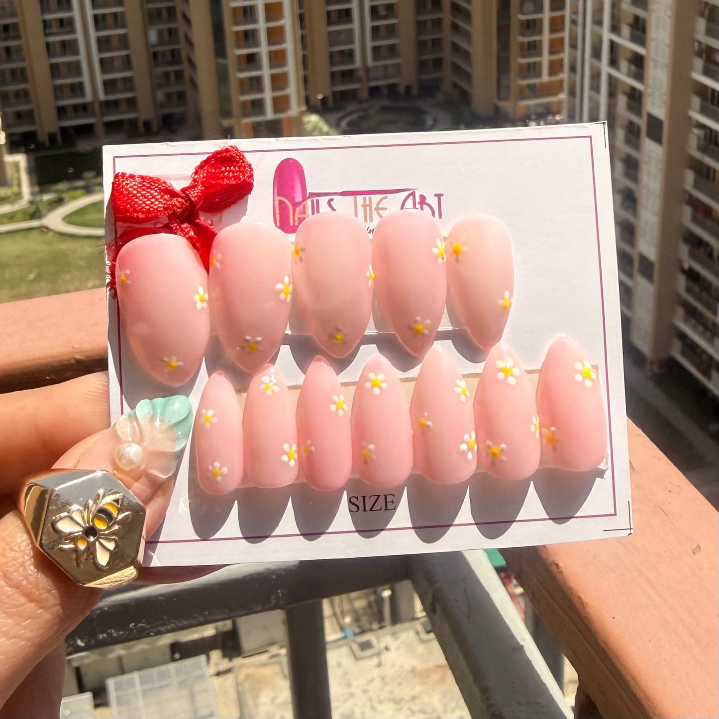 Blush Pink Glossy Daisy Press-On Nails | Soft Floral Nail Set (Universal)