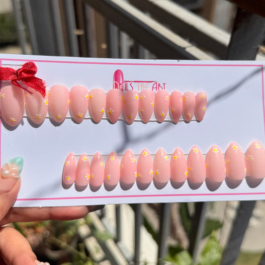 Blush Pink Glossy Daisy Press-On Nails | Soft Floral Nail Set (Universal)