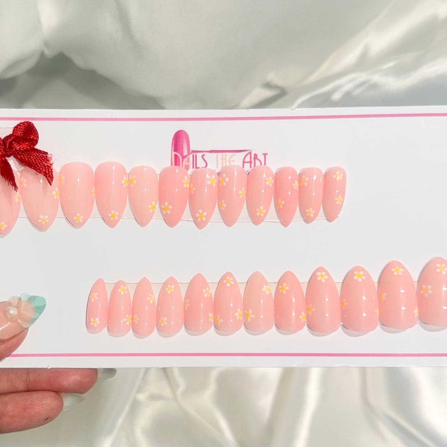 Blush Pink Glossy Daisy Press-On Nails | Soft Floral Nail Set (Universal)