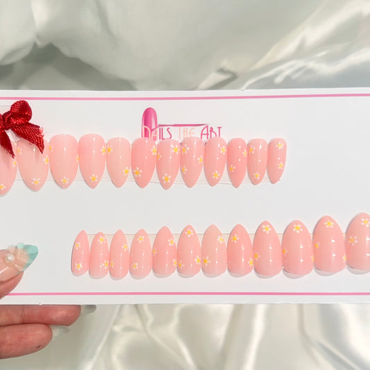 Blush Pink Glossy Daisy Press-On Nails | Soft Floral Nail Set (Universal)