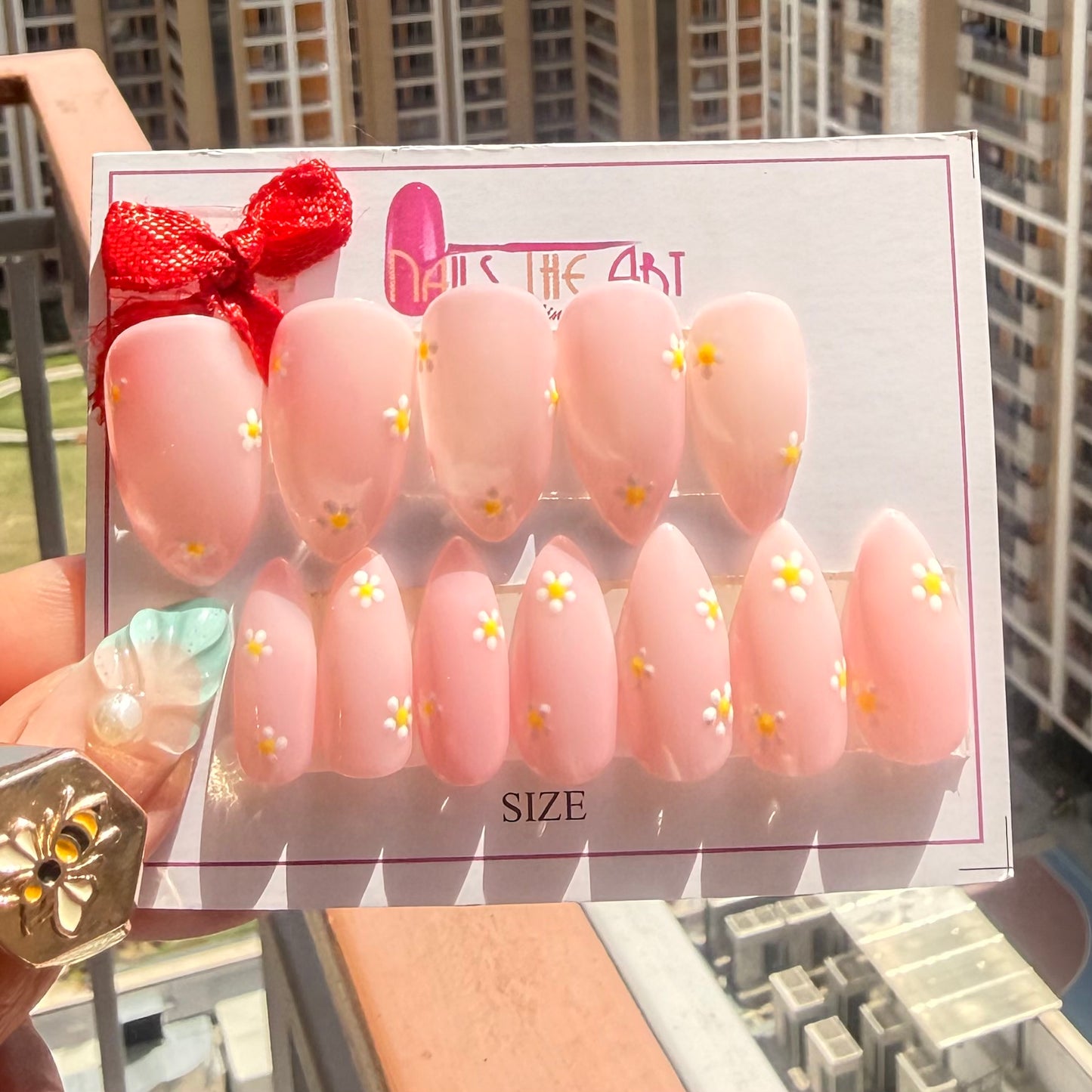 Blush Pink Glossy Daisy Press-On Nails | Soft Floral Nail Set (Universal)